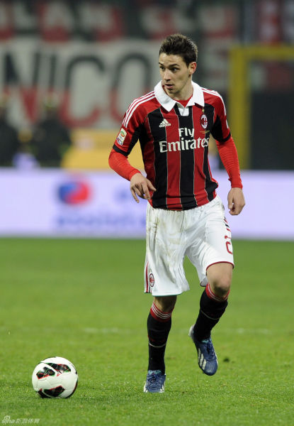 记者：恩昆库在冬窗的未来值得关注；米兰会和经纪人谈莱万（记者称冬窗恩昆库动向值得关注，米兰将与莱万经纪人会面）