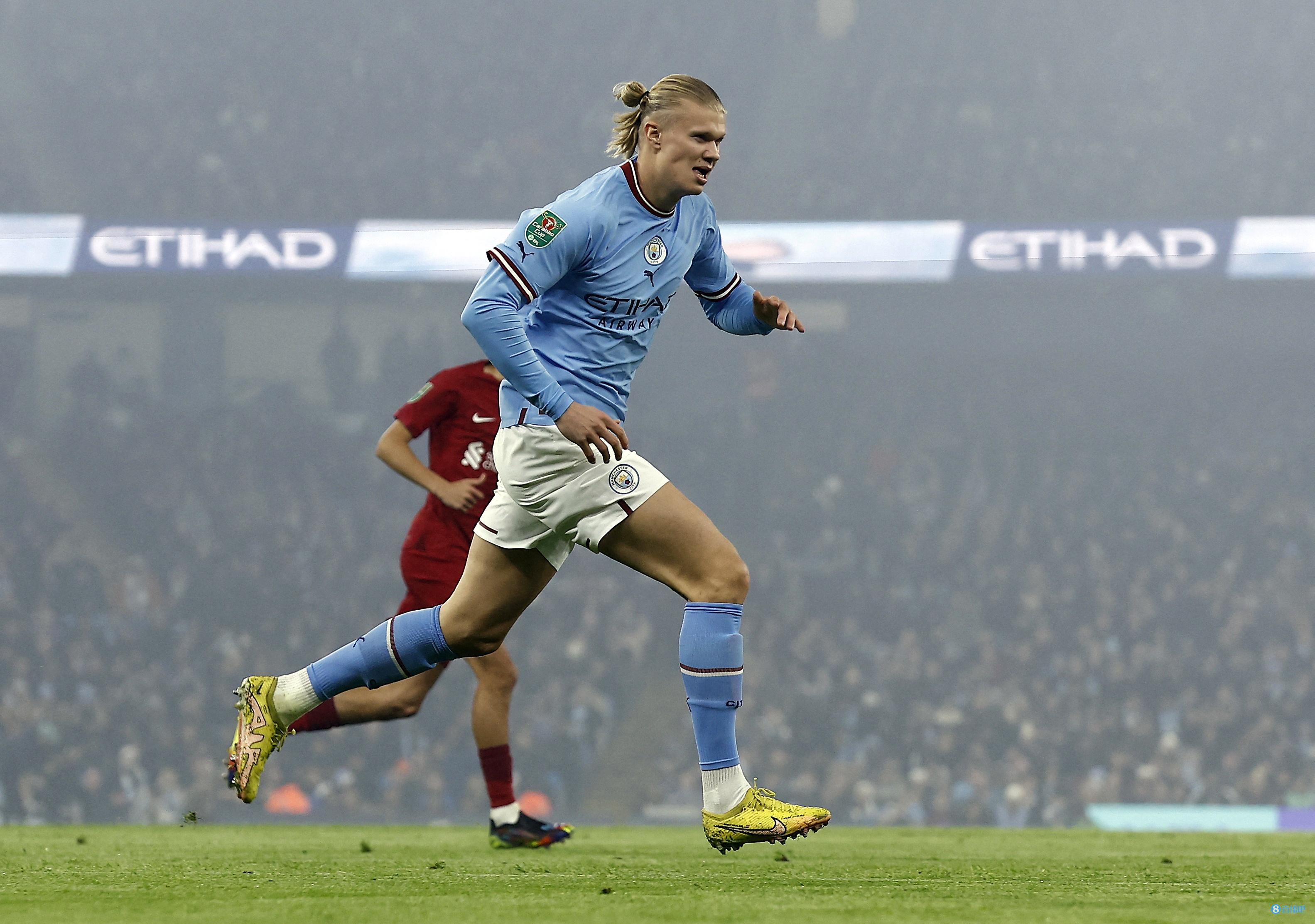 埃利奥特晒内马尔与梅西的球星卡，并配上了GOAT的emoji（埃利奥特晒出梅西与内马尔球星卡，配上'GOAT'表情符号）