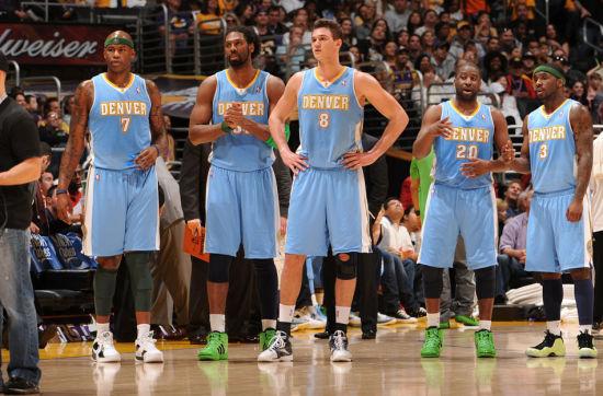 西班牙足协宣传反家暴：面对家庭暴力，直接出示红牌（西班牙足协发布反家暴倡议：对家庭暴力亮出红牌）